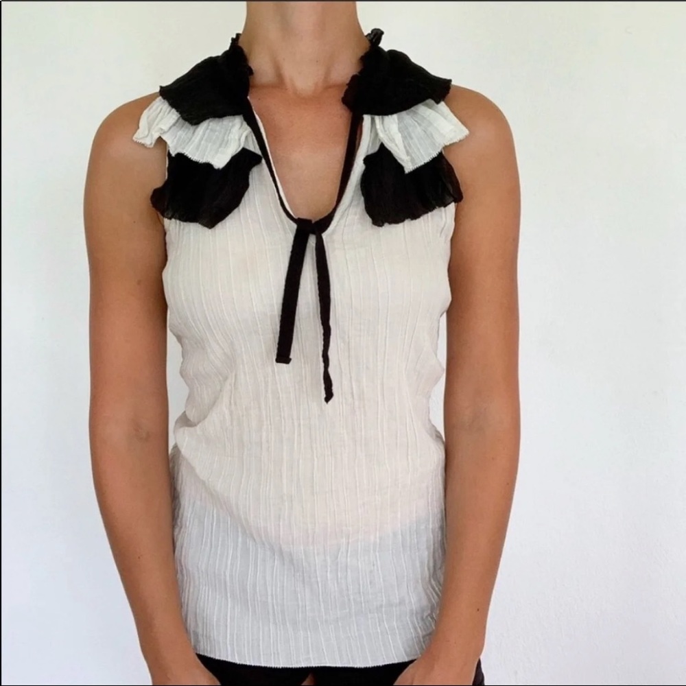 Banana Republic black and white sleeveless ruffle blouse size small